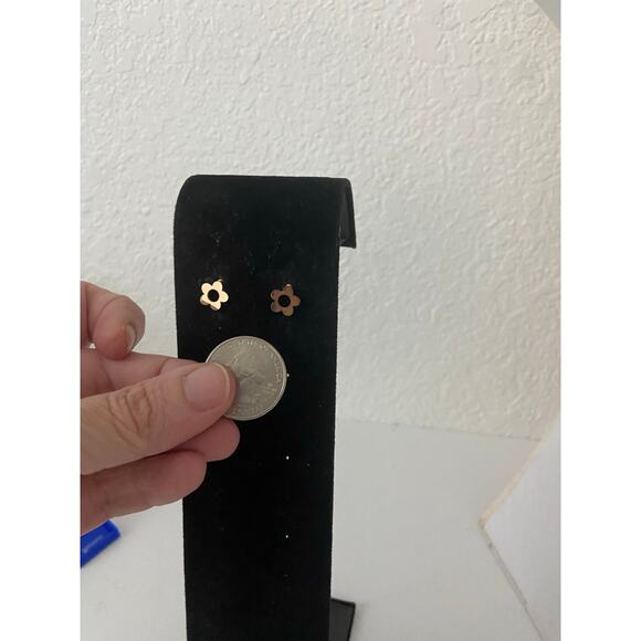 Flower stud earrings - Picture 2 of 3